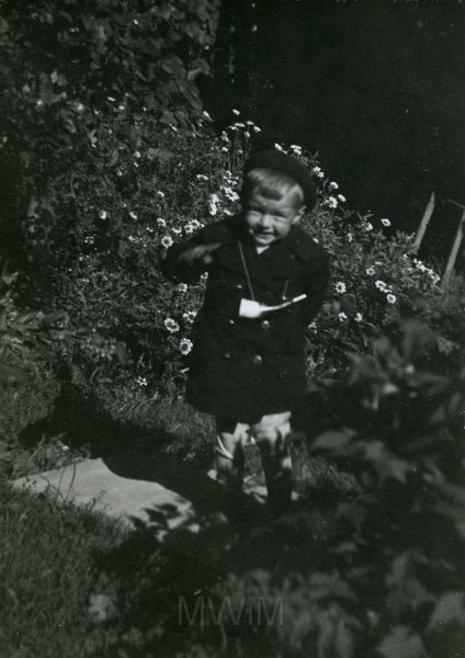 KKE 5009.jpg - Fot. Portret. Leon Troniewski – syn Czesławy Troniewskiej (z domu Strumiłło), Ursus, 1941 r.